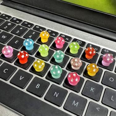 Imagem de Adesivos de teclado elevados de cogumelo para unhas longas, capas de teclado de cogumelos de resina para digitação confortável e jogos usando no laptop desktop, suporte de teclas, presente de Natal
