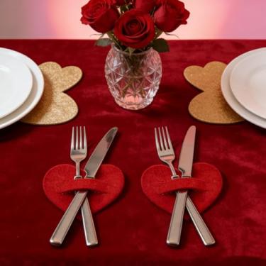 Imagem de 10 organizadores de talheres de feltro vermelho em forma de coração, clipes de garfo de faca portáteis românticos para decoração elegante de dia dos namorados, casamento, noivado, aniversário, festa