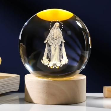 Imagem de Arikyrist Estatueta de cristal 3D da Virgem Maria com base de madeira, cristal gravado a laser Nossa Senhora de Guadalupe estátua de esfera de vidro, bola de cristal 3D, presentes de Páscoa religiosos