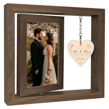 Imagem de EYITUPC Porta-retrato giratório flutuante Mr and Mrs Est 2025, presentes de casamento para casais recém-casados 2025, presentes de chá de panela para futura noiva (dois 4 x 6)