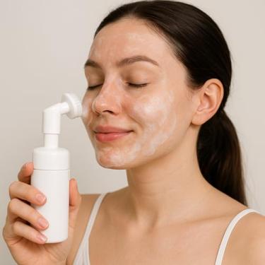Imagem de Frasco Pump Espuma com Escovinha Massageadora de Silicone para Limpeza Facial – Skin Care, Refil 100ml, Portátil, Cor Branco