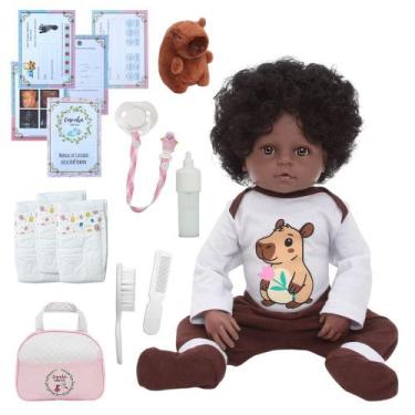 Imagem de Bebê Negra com Roupinha de Capivara Pelúcia no Kit Completo - Cegonha 