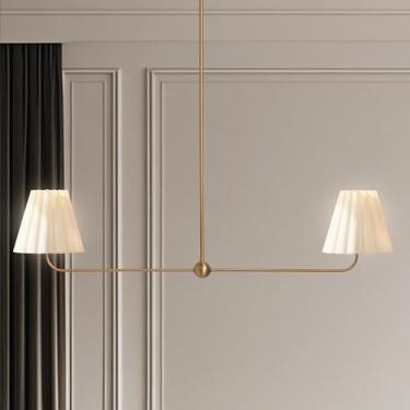 Imagem de Lustre linear de latão Mathews com sombra cônica de linho marfim, luz de teto moderna e elegante de meados do século, luminária pendente de borda com babados preto antigo para cozinha, entrada, sala