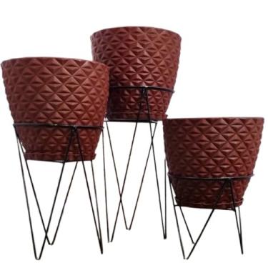 Imagem de Jogo 3 Suporte Tripé Ferro Vasos Polietileno Resistente Com Pratos Decorativo para Jardim e Piscina Ideal para Amantes de Plantas(Marrom)