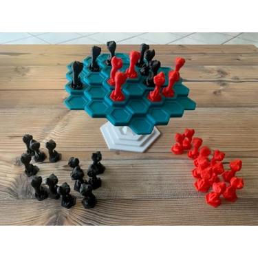 Imagem de Dragões Estratégicos, Jogo de Tabuleiro com Peças Hexagonais em Azul, Vermelho e Preto, Jogo de Estratégia e Equilíbrio para Família