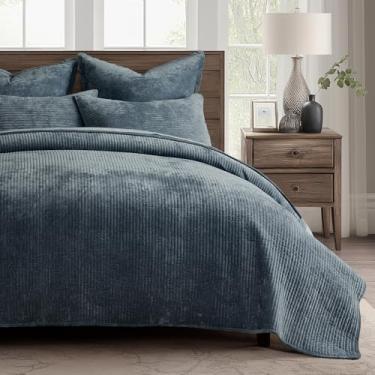 Imagem de EVERGRACE Conjunto de colcha de veludo, tamanho king, luxuoso, macio, edredom de veludo leve para todas as estações, colcha de cama listrada com 2 fronhas, azul meia-noite
