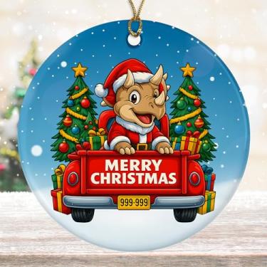 Imagem de DamienBrightGift Enfeite de Natal Tricerátopo de Papai Noel - Caminhão vermelho de cerâmica com decoração de árvore - Presente engraçado de lembrança de feriado de dinossauro - Decoração de Natal para