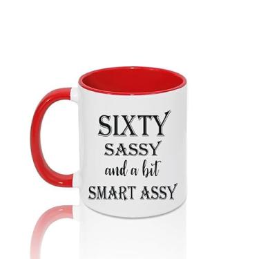 Imagem de LXQM Presentes de aniversário de 60 anos para mulheres e homens, caneca Sassy And A Bit Smart Assy, ideias de presente de aniversário de 60 anos para mulher, homem, família, amigo, dia das mães, dia