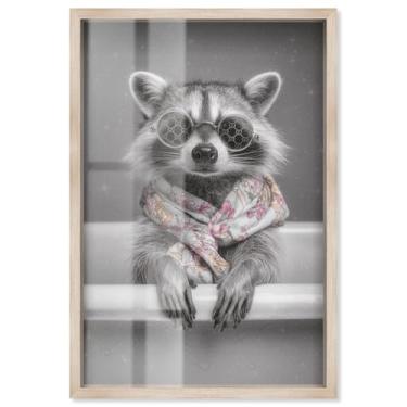 Imagem de Little Glam Tub Raccoon Shadowbox Print Bathroom Wall Art por Art Remedy, moldura loira, 43 x 63 cm