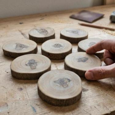 Imagem de Kit 8 Bolachas Madeira Rústica Lixadas com Casca 9 a 9,5cm - MimosBH