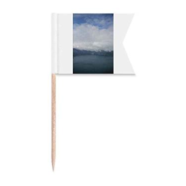 Imagem de Blue Sky e nuvens brancas bandeiras de palito de dente marcando para festa bolo comida prato de queijo