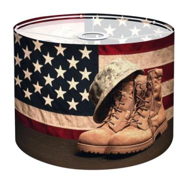 Imagem de Abajur de tambor com tema do Dia dos Veteranos Americanos, botas militares, chapéu, bandeira, abajur para luminárias de chão, candeeiros de mesa, luminária pendente, 28 x 22,6 cm de linho, abajures