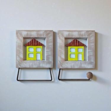 Imagem de Porta Toalha de Rosto em Madeira Maciça com Casinha em Gesso e Gancho de Ferro – Artesanal Rústico Decorativo para Banheiro e Lavabo – Modelo Casinha Feliz