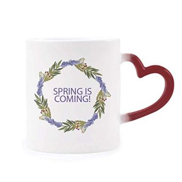 Imagem de Caneca colorida vermelha sensível ao calor com flor azul grinalda redonda