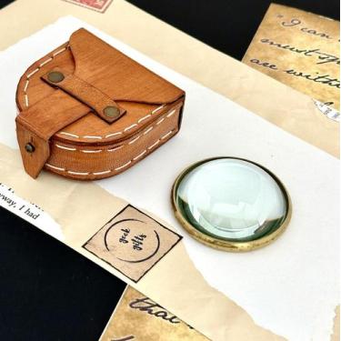 Imagem de Lupa de Bolsillo con Aumento 20x y Estuche de Cuero - geekgifts
