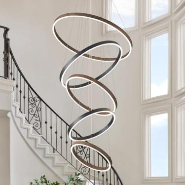 Imagem de CaraLuxe Lustre de LED de 5 anéis para hall de entrada de teto alto com controle remoto circular regulável luminária redonda lustres modernos de madeira e anel preto para entrada de sala de estar de