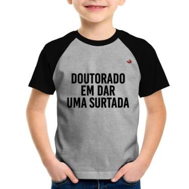 Imagem de Camiseta Raglan Infantil Doutorado em dar uma surtada - Foca na Moda, 