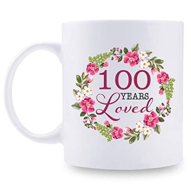 Imagem de Presentes de aniversário de 100 anos para mulheres - Caneca de aniversário de 100 anos amada com guirlanda - ideias de presente de 100 anos para vovó, mãe, filha, irmã, esposa, amigo, primo, tia, colega de trabalho - Caneca de café de 325 ml