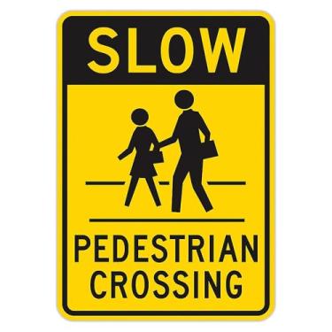 Imagem de Placa de passagem lenta para pedestres 45,7 cm x 30,5 cm | Alumínio refletivo de grau de engenheiro | Livre de ferrugem, resistente a UV, à prova de intempéries | Furos pré-perfurados para fácil