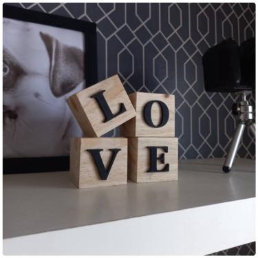 Imagem de Palavras decorativas em cubo de pinus letra em relevo - love