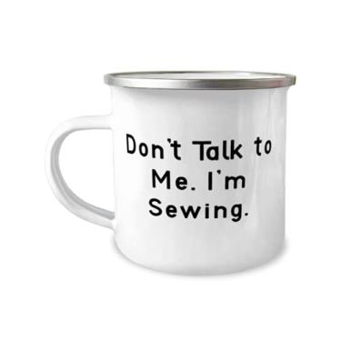 Imagem de Sarcasm Stitch, Don't Talk to Me. I'm Sewing, exclusiva caneca de acampamento de 355 ml para amigos de