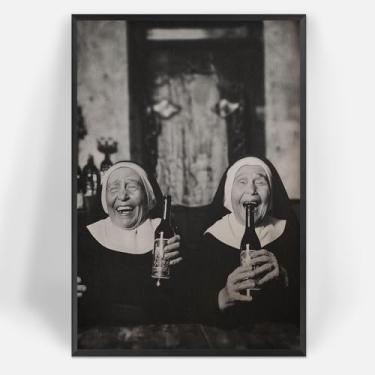 Imagem de Arte de parede engraçada freiras bebendo vinho preto e branco pôsteres em tela de foto peculiar comédia religiosa peculiar com impressão de cerveja pintura para sala de estar bar carrinho decoração de