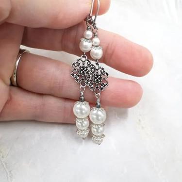 Imagem de 2 peças requintadas pérolas falsas perfuradas estilo vitoriano, brincos pendentes de prata antiga, adequados para mulheres combinarem com festas e roupas do dia a dia.