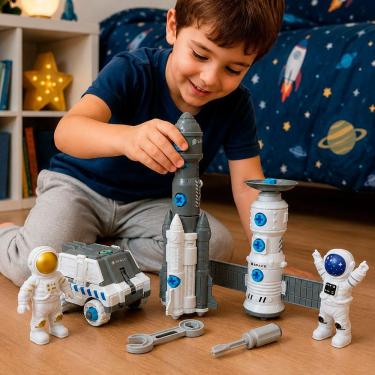 Imagem de Kit de Brinquedo Espacial Astronauta Foguete Satélite e Carro com 7 Peças em Plástico Branco