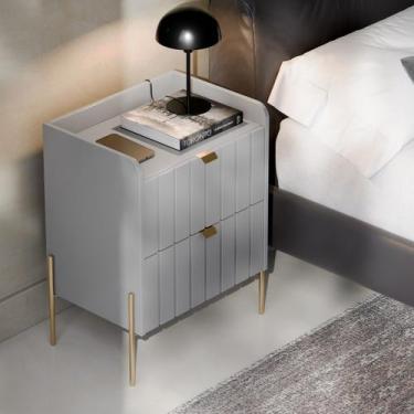 Imagem de mesa de cabeceira com gaveta cinza riscada laqueada para quarto de cas