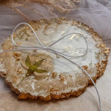 Imagem de Porta Alianças efeito Cristal Artesanal, Personalizado para Casamento, 15cm, Acabamento em Ouro e Flores Secas