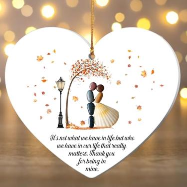 Imagem de Ornamento de casal romântico 2025, silhueta dourada para noite, enfeite de acrílico 9,9 cm, lembrança de amor para casais, aniversário de aniversário