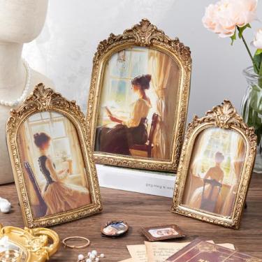 Imagem de linastu Conjunto antigo de 3 porta-retratos vintage, molduras de fotos barrocas douradas ornamentadas com vidro real para mesa e suporte de parede, ornamentado, decoração de casa retrô e arte de