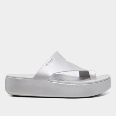 Imagem de Sandália Crocs Getaway Metallic Platform Toe Loop Feminina, Cinza clar