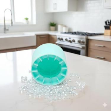 Imagem de Forma de Gelo de Silicone com Tampa – 60 Cubos Pequenos, Gelo Cristalino para Drinks, Cafés e Sucos – Design Compacto, ABS/Silicone, Fácil de Usar