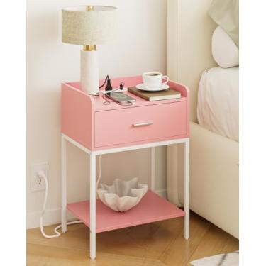 Imagem de Masupu Mesa de cabeceira com estação de carregamento, mesa de cabeceira moderna de 3 camadas com gaveta de armazenamento e prateleira, mesa lateral pequena para quarto, sala de estar, rosa e branco