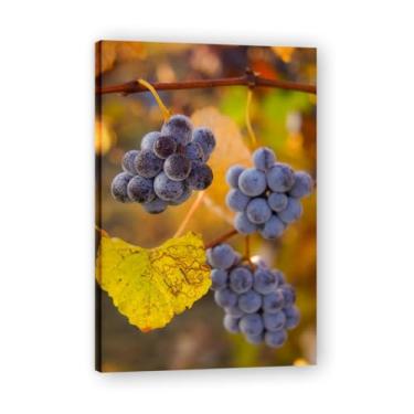 Imagem de Arte em tela Three Bunches Of Grapes Seasonal Fruit & Real-Photographed Landscape – Decoração fresca para sala de estar e sala de jantar Emoldurada 60 x 75 cm