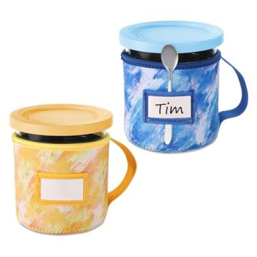 Imagem de 2 peças de mangas de neoprene para sorvete, impressões tie-dye reutilizáveis com isolamento térmico para canecas de sorvete Ninja Creami com alça de suporte de colher e slot para placa de nome (680 g