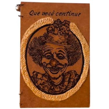 Imagem de Cartão com mensagem em madeira; tema Palhacinho Feliz; produzido à mão com pirografia criativa; tamanho10x15cm; modelo abre e fecha.