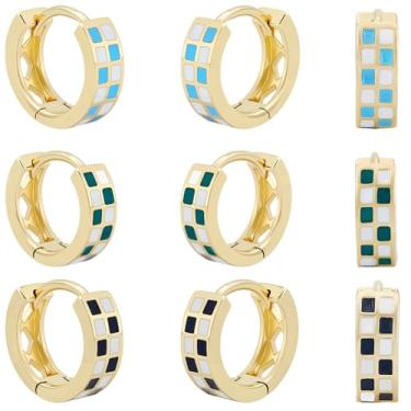 Imagem de Beebeecraft 3 pares de brincos de argola quadriculada em 3 cores, pequenos, multicoloridos, brancos, pretos, verdes, azuis, banhado a ouro 18K, tabuleiro de xadrez esmaltado, círculos redondos