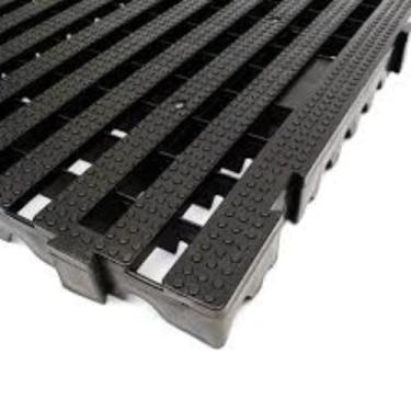 Imagem de Piso Plástico Estrado Vazado, Polipropileno, Preto, 50x50x4cm, Modular, Antiderrapante, para Áreas Internas e Externas, Suporta Grande Peso