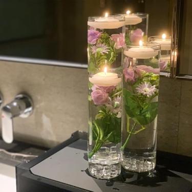 Imagem de Mizerek Kit roxo de enchimento de vaso de vidro de flor rosa artificial com velas flutuantes e cubos de gelo falsos para mesa de centro de mesa, casamento ou festa na piscina, casa, bar, restaurante