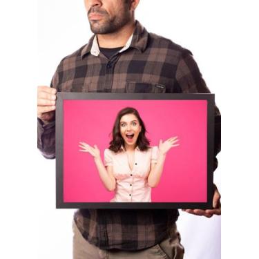 Imagem de Quadro Mulher Observa Feliz Mictório Decoração Banheiro - Fanarte