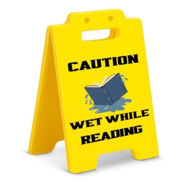 Imagem de Placa de leitura engraçada com cuidado molhado enquanto lê a mesa para decoração de biblioteca de sala de aula, presente de livros para amantes de livros e leitores