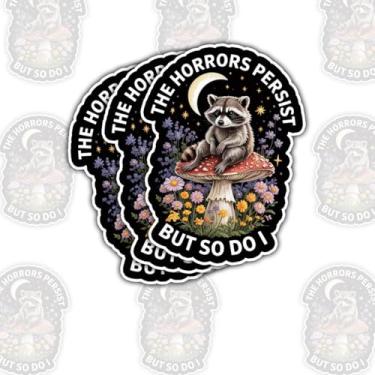 Imagem de (3 peças) Adesivo de guaxinim The Horrors Persist But So Do I – Decalque de vinil com citação motivacional engraçada para entusiastas de resiliência, empoderamento e humor para laptop, garrafa de água