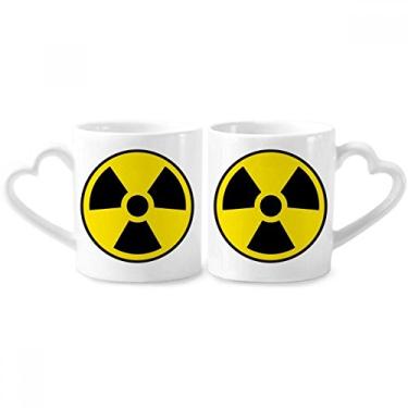 Imagem de Conjunto de canecas de porcelana amarela com símbolo de radiação química perigosa para casal, coração de cerâmica