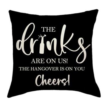 Imagem de JAERUE Capa de almofada divertida com tema de álcool The Drinks are On Us Capa de almofada bem-humorada com citação de bebida 45 × 45 cm para bar em casa, caverna masculina, sala de estar, presente