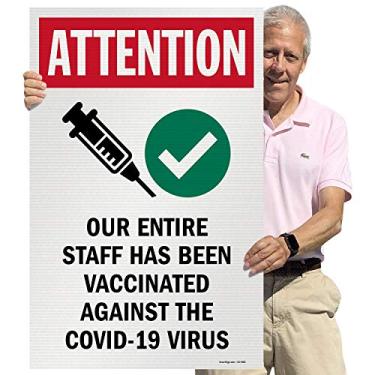 Imagem de SmartSign Placa "Atenção - Toda a nossa equipe foi vacinada contra o vírus COVID-48.3 cm | Vermelho, preto e verde, impresso digitalmente, plástico ondulado de 160 mil de espessura, pacote com 1