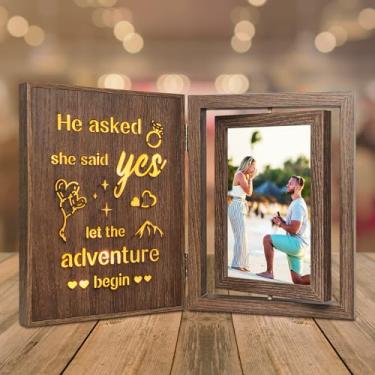 Imagem de EYITUPC Presentes de noivado iluminados para casais recém-noivos – Porta-retrato giratório para noivas – Presentes recém-noivos, decoração rústica, comporta 2 10 x 15 cm