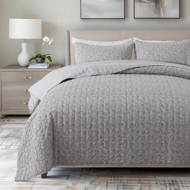 Imagem de Soul & Lane Conjunto de colcha de algodão cinza Whisper – King Size com 2 fronhas, edredom acolchoado geométrico, colcha leve de diamante moderno em tons de cinza, roupa de cama costurada com diamante