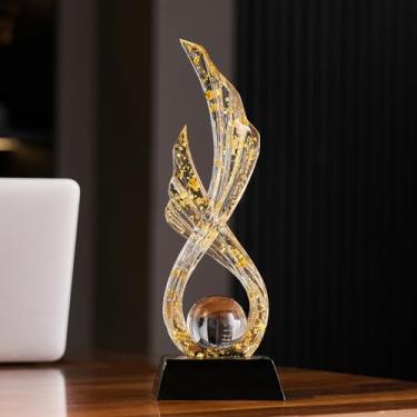 Imagem de XYQXYQ Estátua de arte abstrata moderna, escultura de fita de resina, decoração em forma de asa dourada com bola de vidro, decoração de casa para sala de estar, escritório, mesa de centro, prateleira